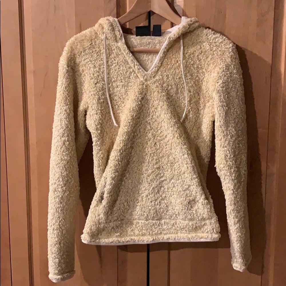 Mountain Hardwear fuzzy pullover with hood